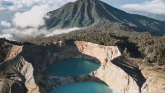3 Danau di Puncak Gunung Kelimutu Bisa Berubah Warna Sendiri, Bikin Merinding Sekaligus Takjub!