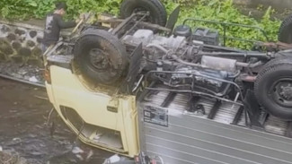 Truk dan Mobil Box Terguling di Sidemen Karangasem