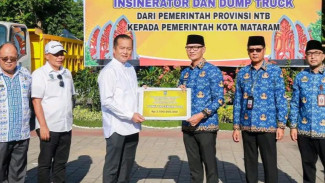 Wali Kota Mataram Terima Dua Mobil Baru untuk Kota yang Lebih Bersih