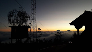 Menikmati Wisata di Negeri Atas Awan, Keindahan dan Pesona Senja yang Memukau