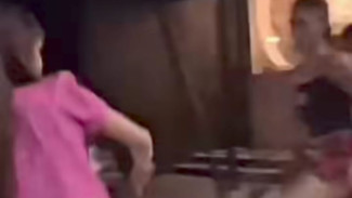Dua Waria Bertengkar di Depan Klub Malam, Videonya Viral di Media Sosial