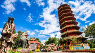 Menikmati Keindahan Pagoda Ekayana, Wisata Religi di Tomohon