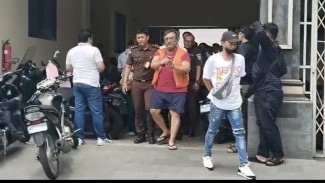Panglima Hukum Togar Situmorang Pakai Kaos dan Celana Pendek Saat Dilimpahkan ke Kejari Denpasar