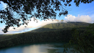 Pesona Mistis dan Keindahan Alam Danau Tolire Ternate