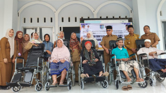 Dinsos Lobar Hadirkan Kepedulian, Kursi Roda untuk Lansia dan Disabilitas