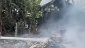 Gudang Material di Pererenan Terbakar Hebat, Petugas Damkar Berjibaku Padamkan Api