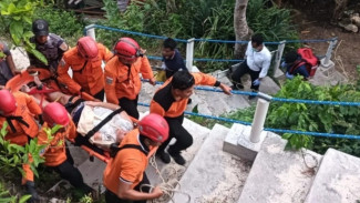 Wisatawan Asal AS Terjatuh di Tangga Pantai Atuh, Dievakuasi Tim SAR Gabungan