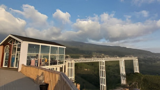 Kemuning Sky Hills, Wisata Alam Hits di Karanganyar dengan Panorama Kebun Teh dan Jembatan Kaca Instagramable
