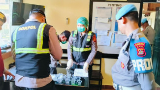 Belasan Personil Polres Jembrana Jalani Tes Urine