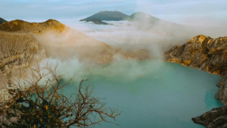 Kawah Ijen Banyuwangi Pesona Danau di Atas Awan dan Fenomena Blue Fire Magis