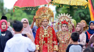 Unik! Pengantin Pria di Inderapura Padang, Juga Kenakan Suntiang Saat Menikah