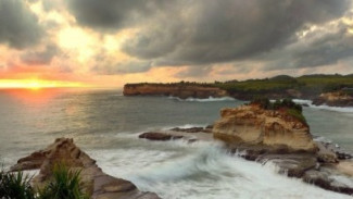 Pantai Klayar, Surga Pasir Putih dan Pesona Alam yang Memukau