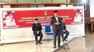 Bupati Lotim Tegaskan Pelayanan Tak Boleh Berbelit saat Lantik Pejabat Baru