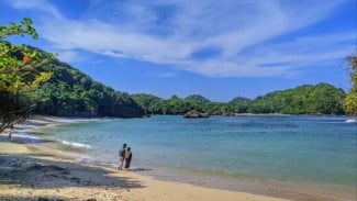 Pesona Teluk Asmara di Malang Selatan! Harga Tiket, Spot Sunset dan Keindahan