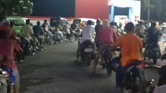 Pertalite Langka 3 Hari, Antrean di SPBU Lombok Timur Mengular hingga Badan Jalan