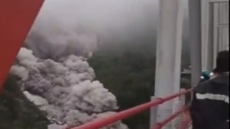 13 Kilometer Terbakar Awan Panas, Semeru Kembali Mengancam