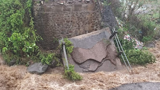 Jembatan di Suela Putus Dihantam Hujan Lebat, Warga RT 01 Terisolir
