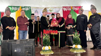 Pakaian Hitam dalam Perayaan Adau Janang Gayuh di Sabah Malaysia