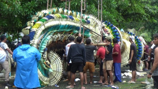 Jelang Hari Raya Kuningan, STT dari 6 Banjar di Desa Adat Serangan Antusias Ikuti Lomba Membuat Penjor
