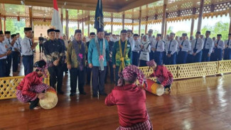 Budaya Menyambut Tamu dalam Wisuda MTsN 1 Polewali Mandar 2024