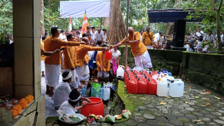 Budaya Ambil Tirta Paritta sebelum Hari Raya Waisak 2025 di Kabupaten Lombok Utara