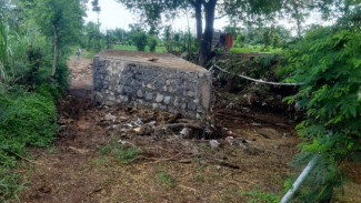 Akses Warga Desa Watukebo Terputus, Proyek Jembatan DPU CKPP Banyuwangi Ditinggal Pekerja