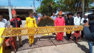 Budaya Mengibarkan Bendera Kebesaran menjelang Festival Matanggauk