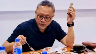 Zulkifli Hasan Dikritik Usai Santap Sate dan Pegang Cerutu Saat Kunjungan ke Aceh