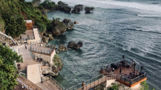 Wisata Baru On The Rock Jogja, Menikmati Laut Lepas dari Atas Karang Pantai Drini