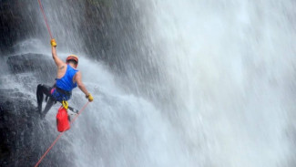 Pacu Adrenalin Lewat 3 Rekomendasi Wisata Canyoneering Terseru di Indonesia
