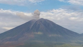 Gunung Semeru Erupsi, Kolom Abu Capai 1.000 Meter di Atas Puncak