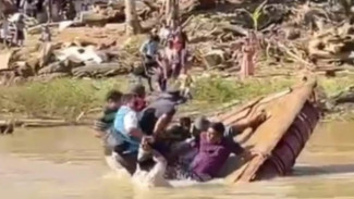 Rakit Terbalik Saat Kunjungan, Wagub Aceh dan Rombongan Tercebur ke Sungai