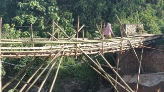 Janji Jembatan Bailey Tak Kunjung Datang, Warga Aik Beta Bangun Jembatan Bambu