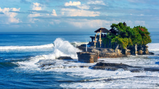 Kunjungan Wisatawan ke Tanah Lot Meningkat Saat Libur Nataru di Tengah Isu Sepinya Bali