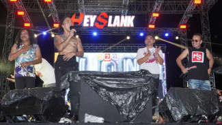 Slank Kenang Bunda Iffet dan Doakan Korban Bencana Indonesia di Panggung Bali