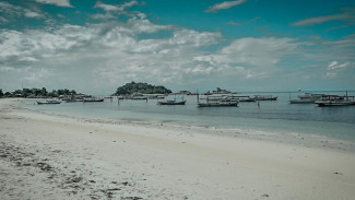 Menikmati Pantai Tanjung Kelayang di Jantung Belitung