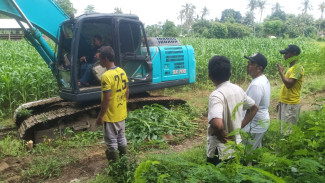 Antisipasi Banjir di Desa Bangsring, One Piece Indonesia Omah Wongsorejo Terjunkan Alat Berat