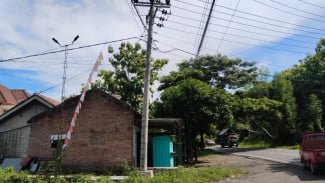 Detik-detik Tiang PLN Jalur Jawa-Bali Desa Bangsring Nyaris Patah, Posisi Miring ke Jalan