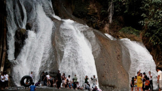 Liburan Santai di Air Terjun Bantimurung Maros