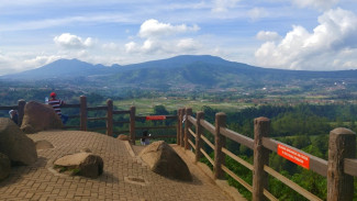 Tebing Keraton Bandung, Spot Sunrise Ikonik dengan Panorama Negeri di Atas Awan
