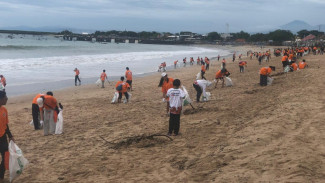Dukung Pengurangan Sampah Plastik, Ratusan Relawan Bersihkan Pantai Kedonganan