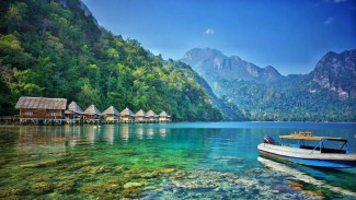 Pantai Ora Sajikan Kepingan Surga Tersembunyi di Maluku Tengah