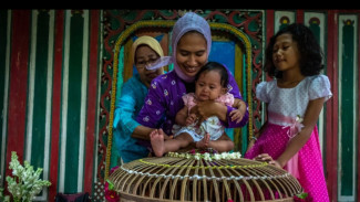 Tradisi Tedak Siten, Langkah Pertama Menapaki Bumi