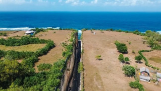 Pesona Pantai Tanah Barak, Destinasi Viral Bali dengan Jalur Tebing Kapur Ikonik