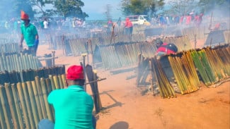 Budaya Melaksanakan Bakar Inuyu dalam Festival Danau Poso 2022