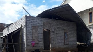 Amukan Angin Kencang di Suela Rusak Atap Rumah Warga hingga Pagar RSUD Selaparang