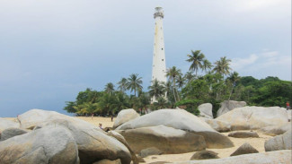 Melihat Pulau Lengkuas, Sambil Menaiki Mercusuar