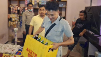 Lecehkan Ponpes di Desa Alasbuluh, Polsek Wongsorejo Gerebek Pesta Miras di Warkop Giras 45