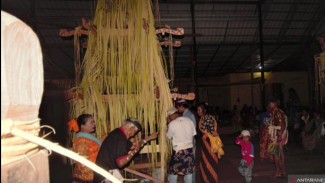 Pembacaan Doa dalam Ritual Kalangkang Mantit Dayak Harakit