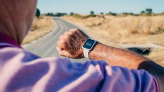 3 Smartwatch untuk Orang Tua yang Praktis, Mudah Dipakai, dan Tahan Lama